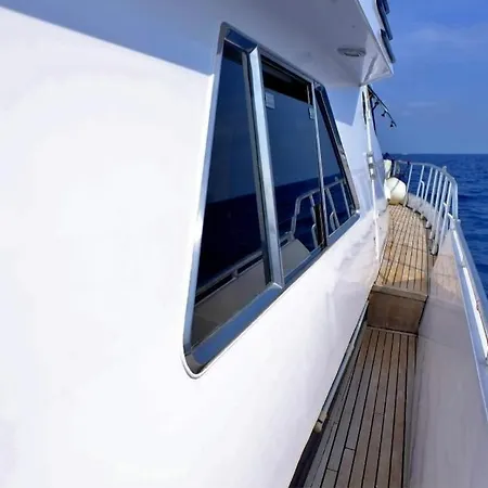 Yacht Charter Cannes Antibes Bateau-hôtel