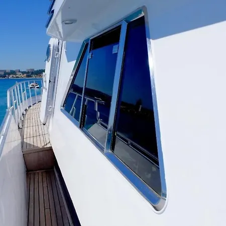Yacht Charter Cannes Antibes Bateau-hôtel Nice