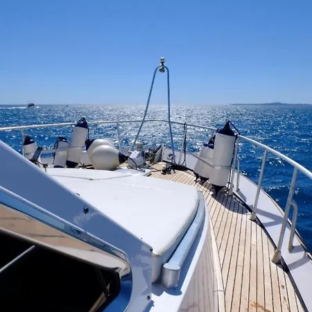 Yacht Charter Cannes Antibes Bateau-hôtel Nice