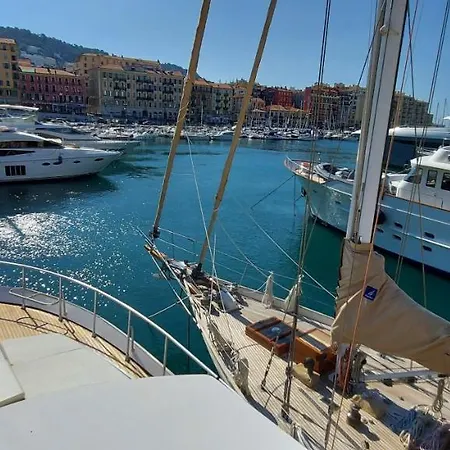 Bateau-hôtel Yacht Charter Cannes Antibes Nice