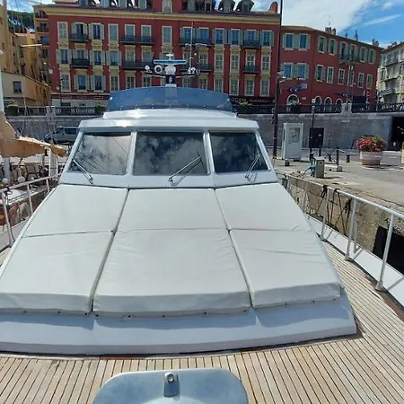 Yacht Charter Cannes Antibes Bateau-hôtel *