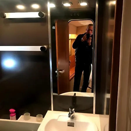 Bateau-hôtel Yacht Charter Cannes Antibes Nice