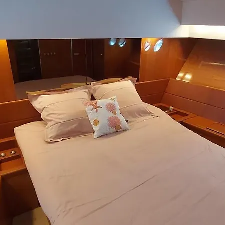 Yacht Charter Cannes Antibes Bateau-hôtel