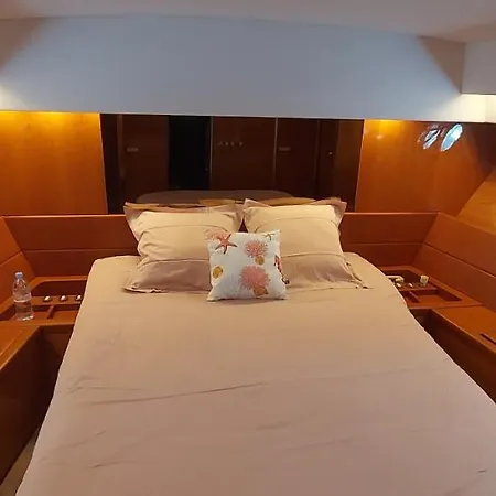 Bateau-hôtel Yacht Charter Cannes Antibes *