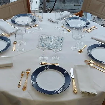 Yacht Charter Cannes Antibes Bateau-hôtel