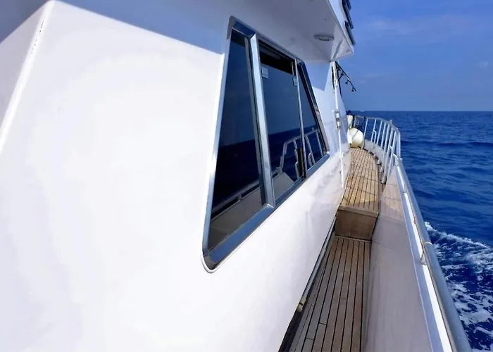 Yacht Charter Cannes Antibes Hotel na wodzie