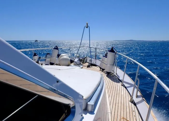 Yacht Charter Cannes Antibes Hotel na wodzie Nicea