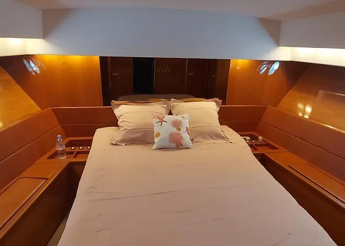 Πλωτό κατάλυμα Yacht Charter Cannes Antibes *
